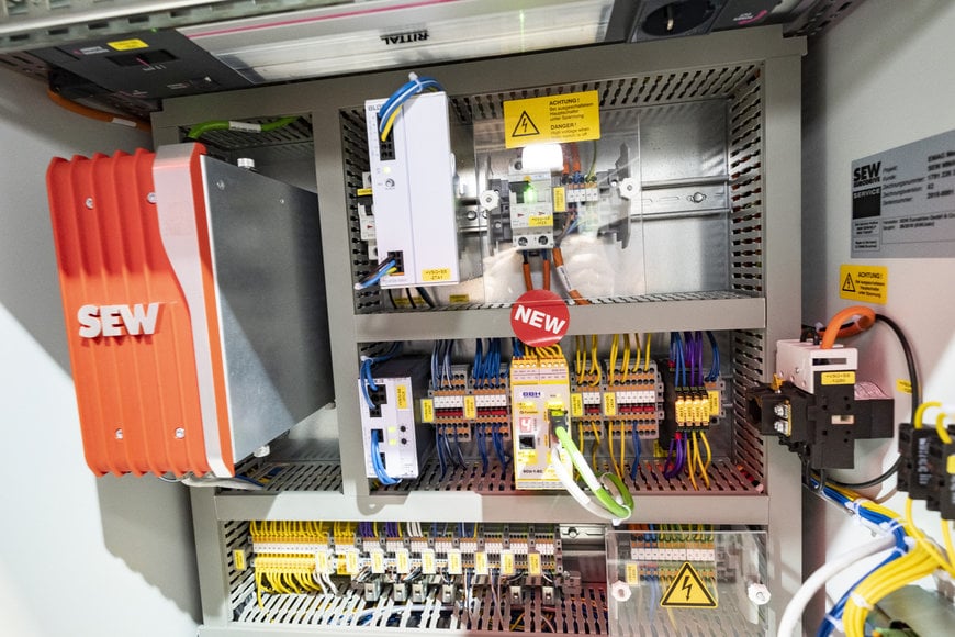 Contactless energy and data transfer for handling tasks